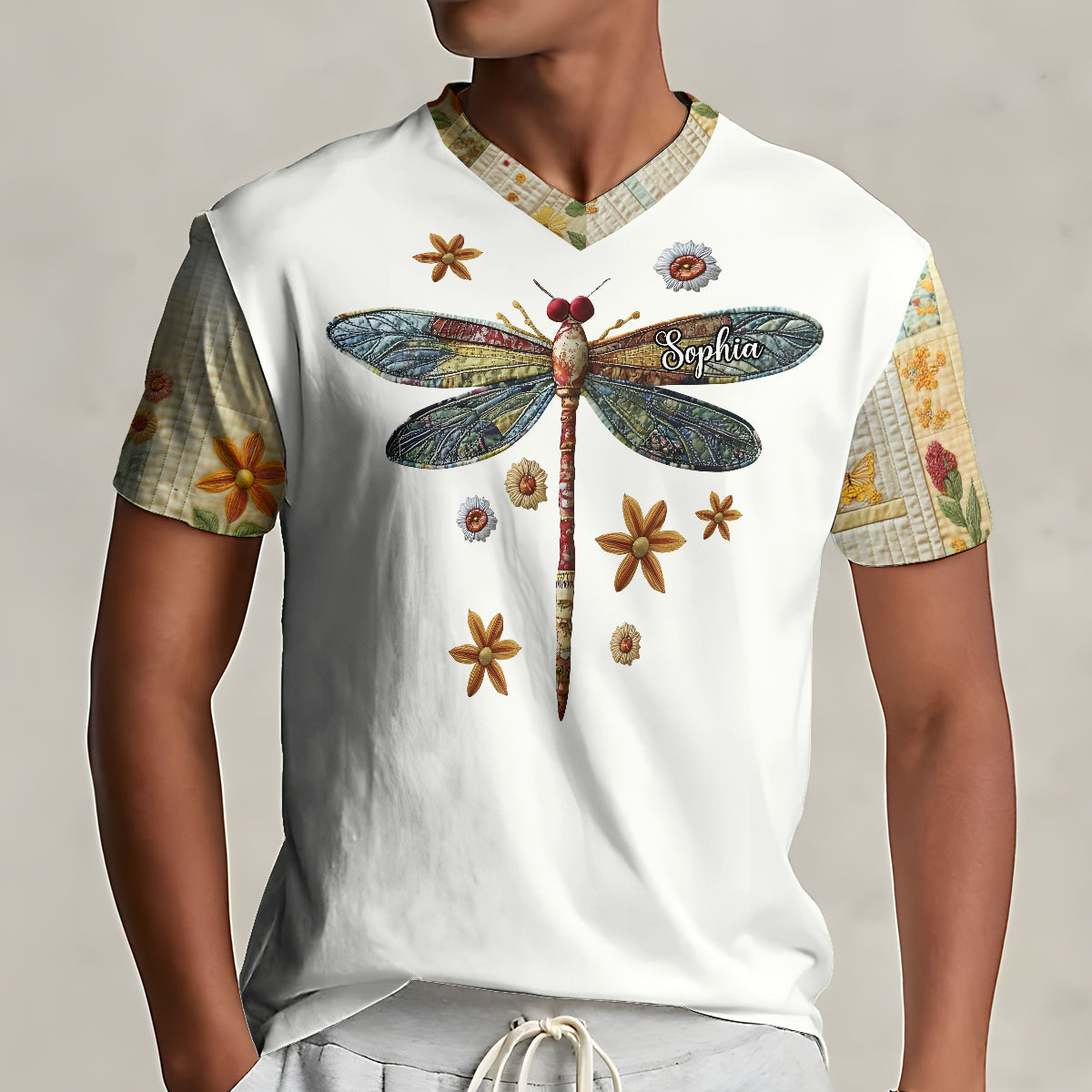 Libellenliebe – Personalisiertes Libellen-T-Shirt mit V-Ausschnitt und vollflächigem Aufdruck
