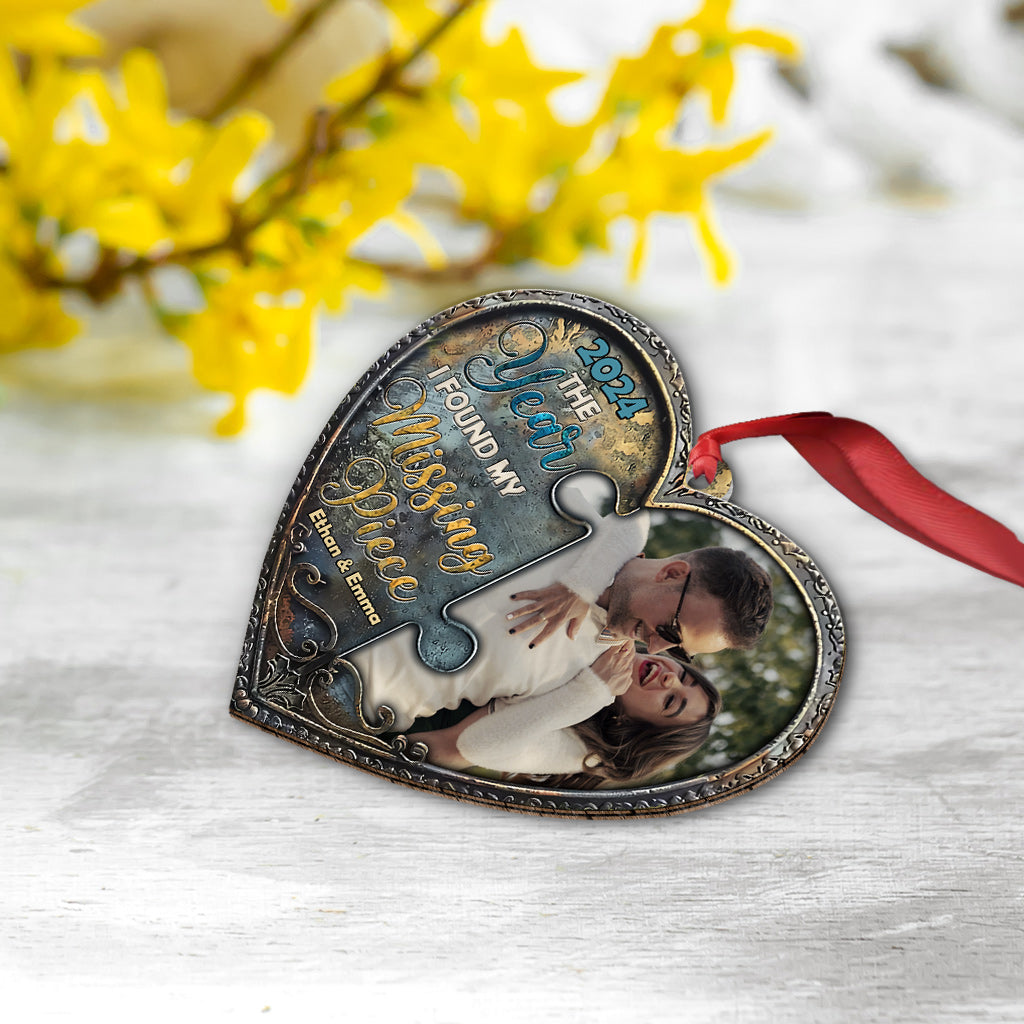 Das Jahr, in dem ich mein fehlendes Puzzleteil fand – Küssendes Paar – Personalisierter Paar-Weihnachtsbaumschmuck