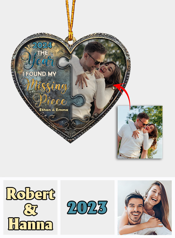Das Jahr, in dem ich mein fehlendes Puzzleteil fand – Küssendes Paar – Personalisierter Paar-Weihnachtsbaumschmuck