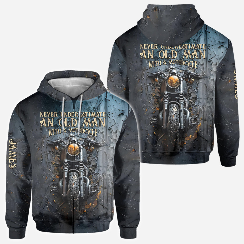 Unterschätze niemals einen alten Mann mit einem Motorrad – personalisiertes Biker-Shirt