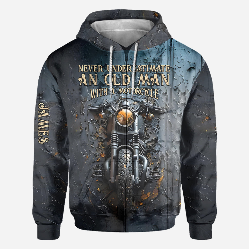 Unterschätze niemals einen alten Mann mit einem Motorrad – personalisiertes Biker-Shirt