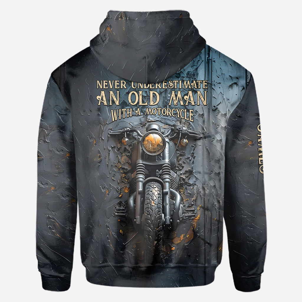 Unterschätze niemals einen alten Mann mit einem Motorrad – personalisiertes Biker-Shirt