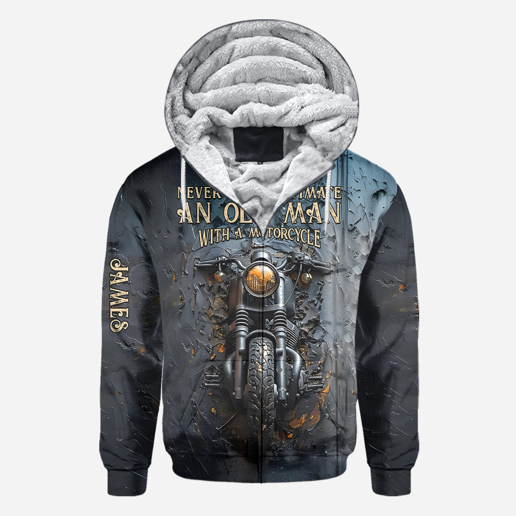 Unterschätze niemals einen alten Mann mit einem Motorrad – personalisiertes Biker-Shirt