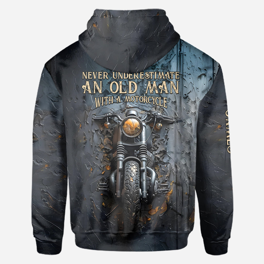 Unterschätze niemals einen alten Mann mit einem Motorrad – personalisiertes Biker-Shirt
