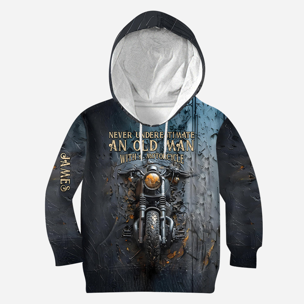 Unterschätze niemals einen alten Mann mit einem Motorrad – personalisiertes Biker-Shirt