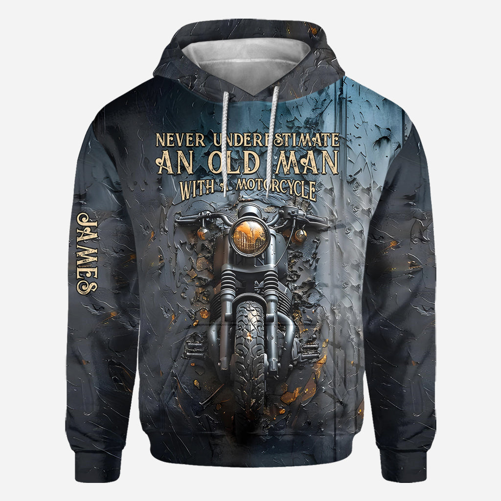 Unterschätze niemals einen alten Mann mit einem Motorrad – personalisiertes Biker-Shirt