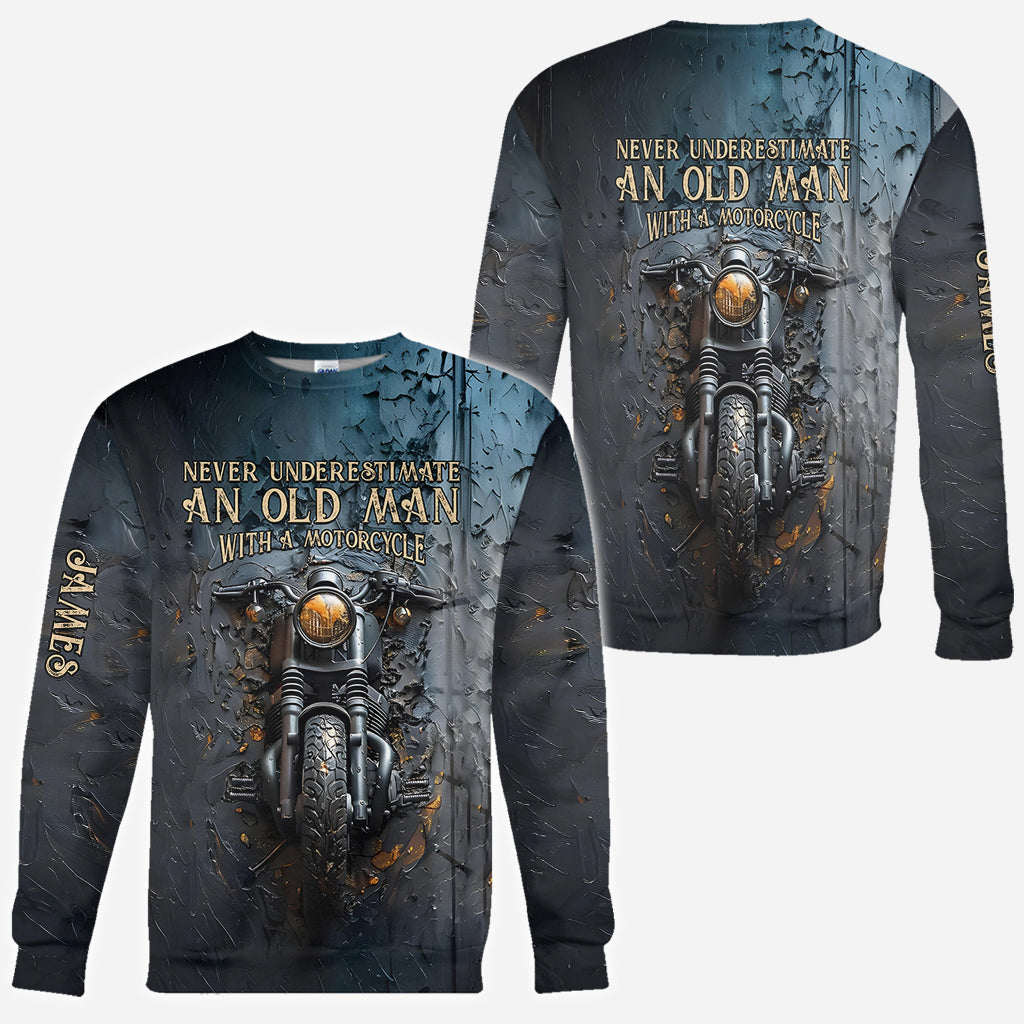 Unterschätze niemals einen alten Mann mit einem Motorrad – personalisiertes Biker-Shirt