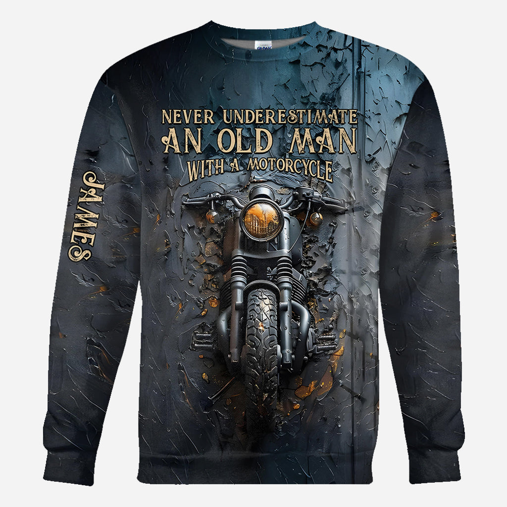 Unterschätze niemals einen alten Mann mit einem Motorrad – personalisiertes Biker-Shirt