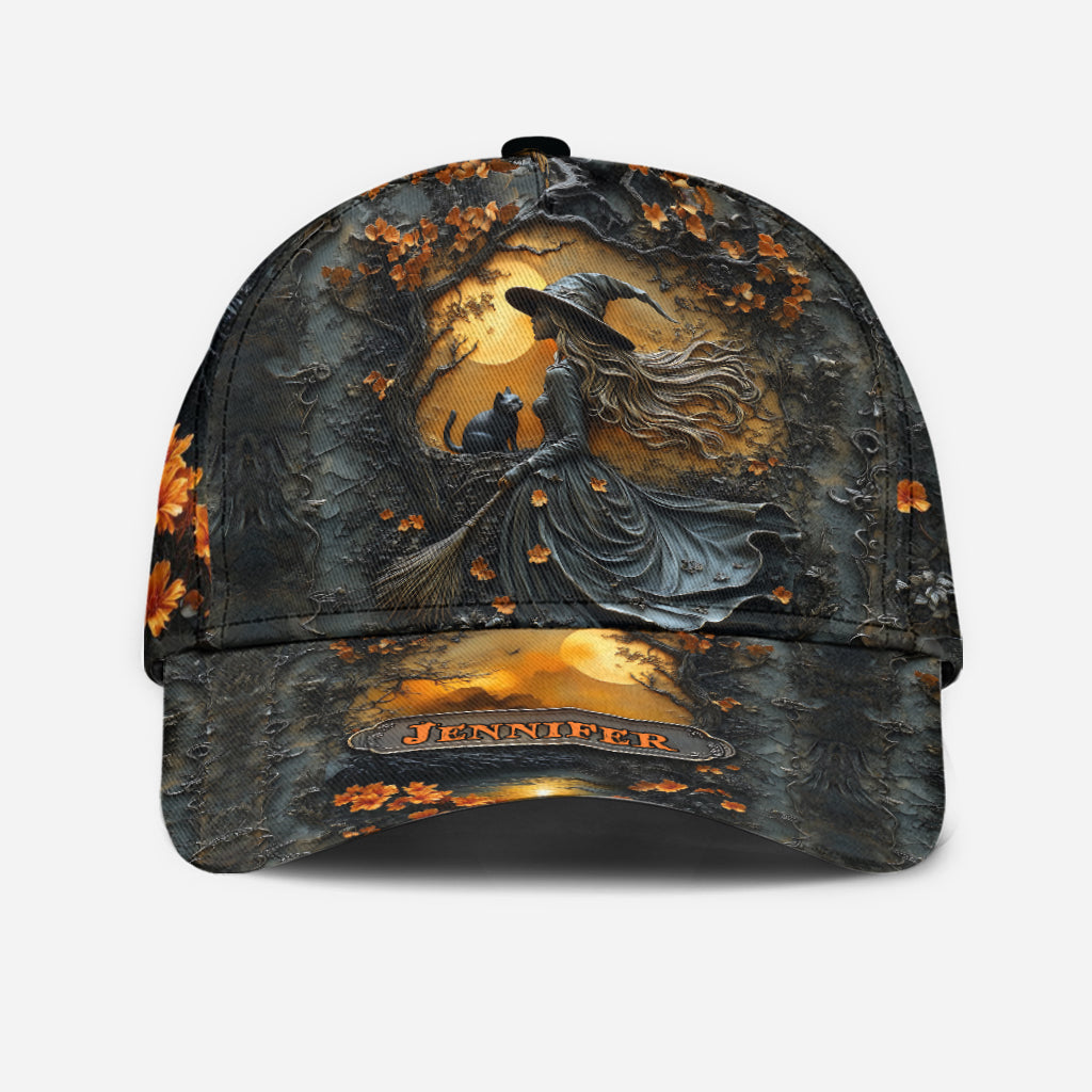 Wunderschöne Hexe und ihre schwarze Katze – personalisierte klassische Hexenmütze