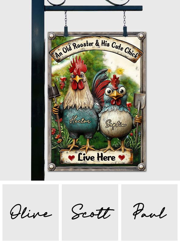 Hier wohnen ein alter Hahn und sein süßes Küken – personalisiertes rechteckiges Metallschild mit Hühnermotiv