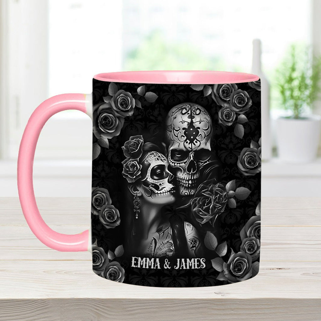 „It's You & Me“ – personalisierte Tasse mit Totenkopf-Akzent