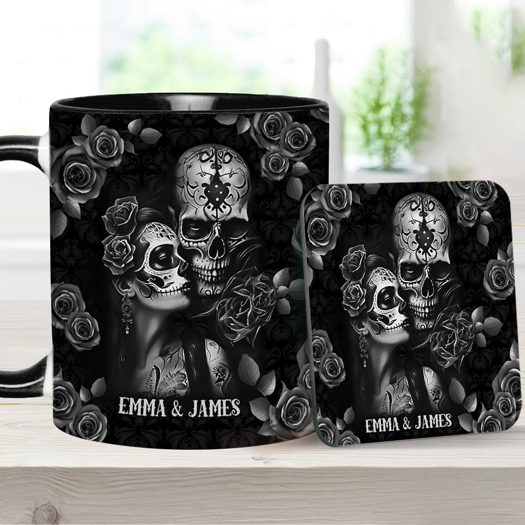 „It's You & Me“ – personalisierte Tasse mit Totenkopf-Akzent