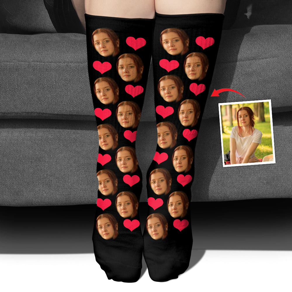 Socken mit individuellem Herzmuster – personalisierte Socken für die Tochter
