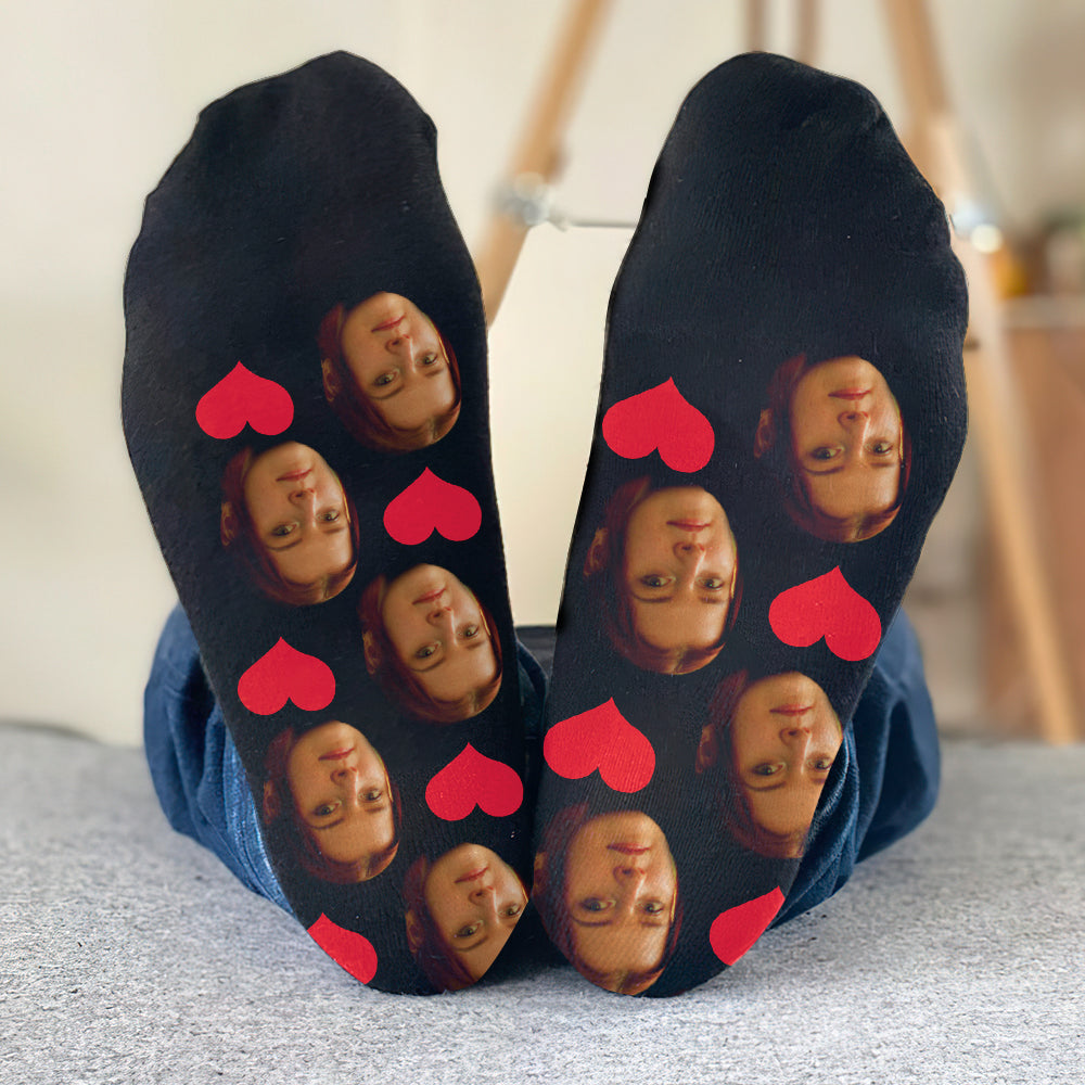 Socken mit individuellem Herzmuster – personalisierte Socken für die Tochter