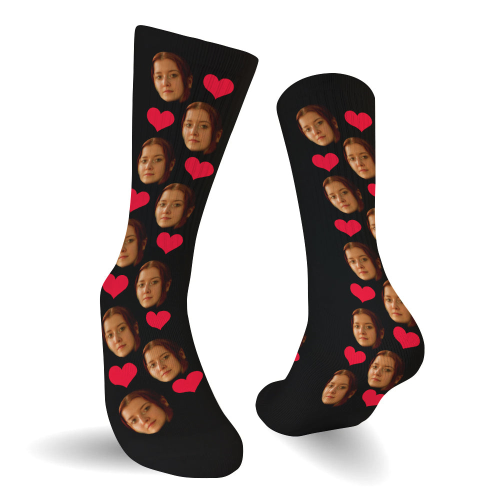 Socken mit individuellem Herzmuster – personalisierte Socken für die Tochter