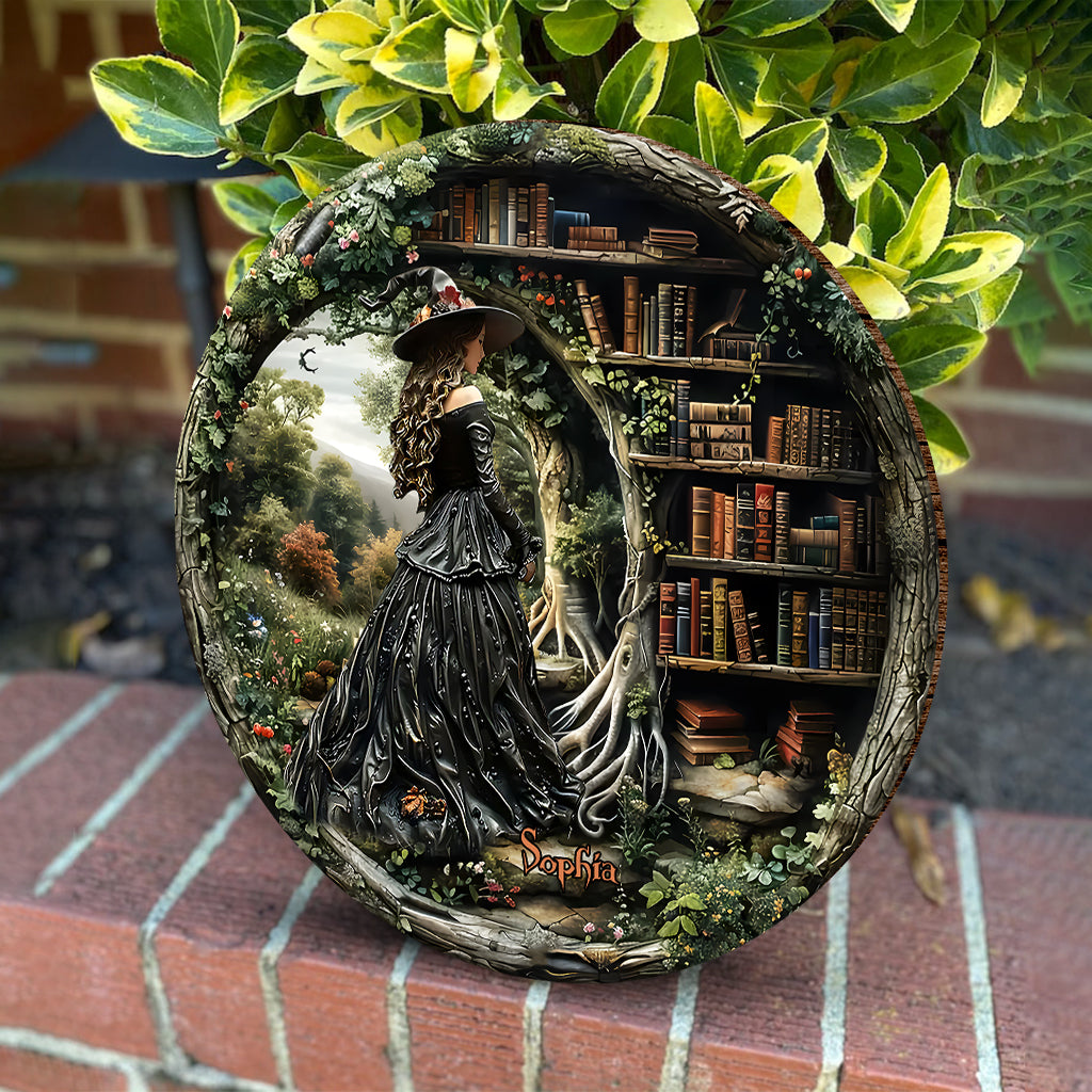 Eine Hexe, die Bücher liebt – personalisiertes rundes Holzschild mit Buchmotiv
