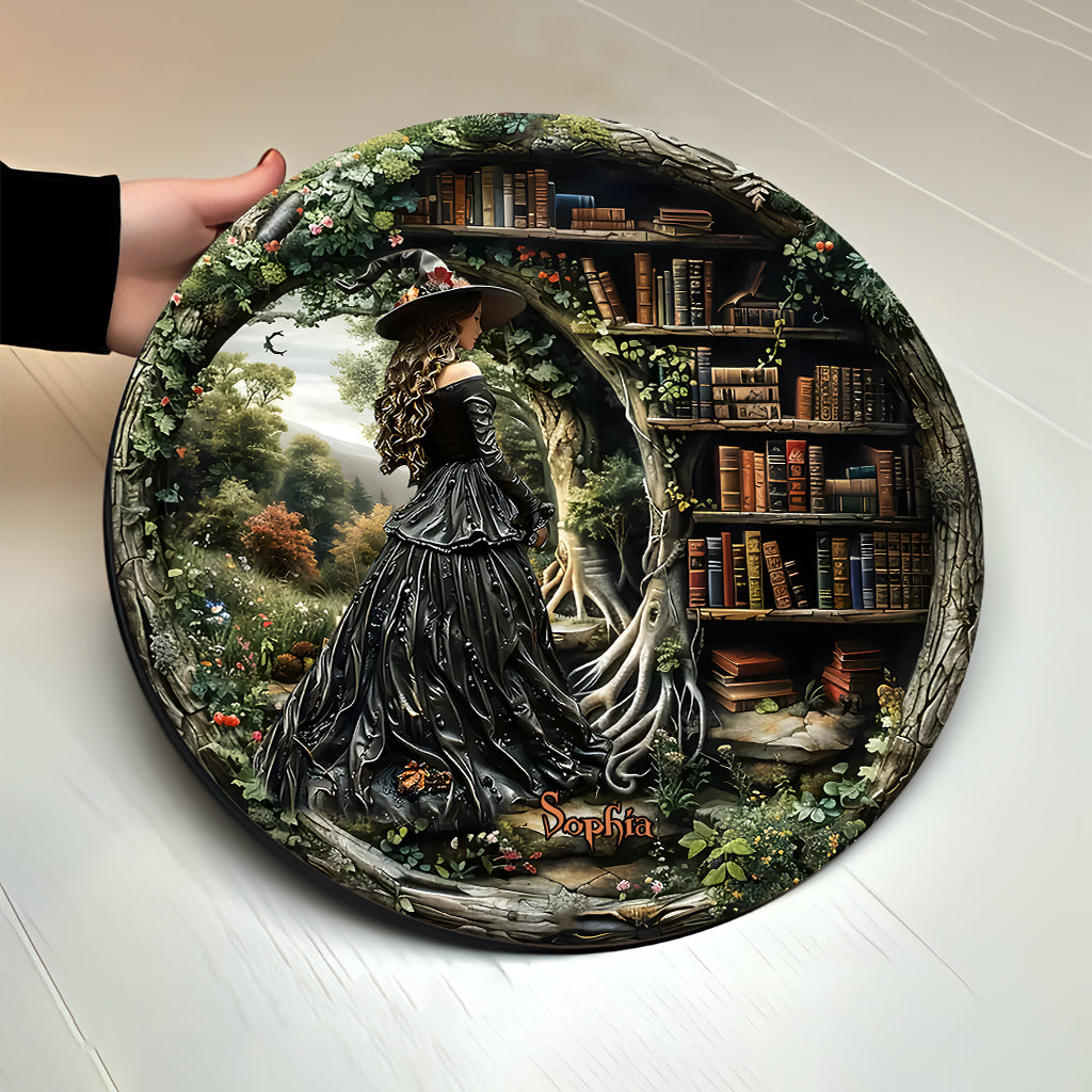 Eine Hexe, die Bücher liebt – personalisiertes rundes Holzschild mit Buchmotiv
