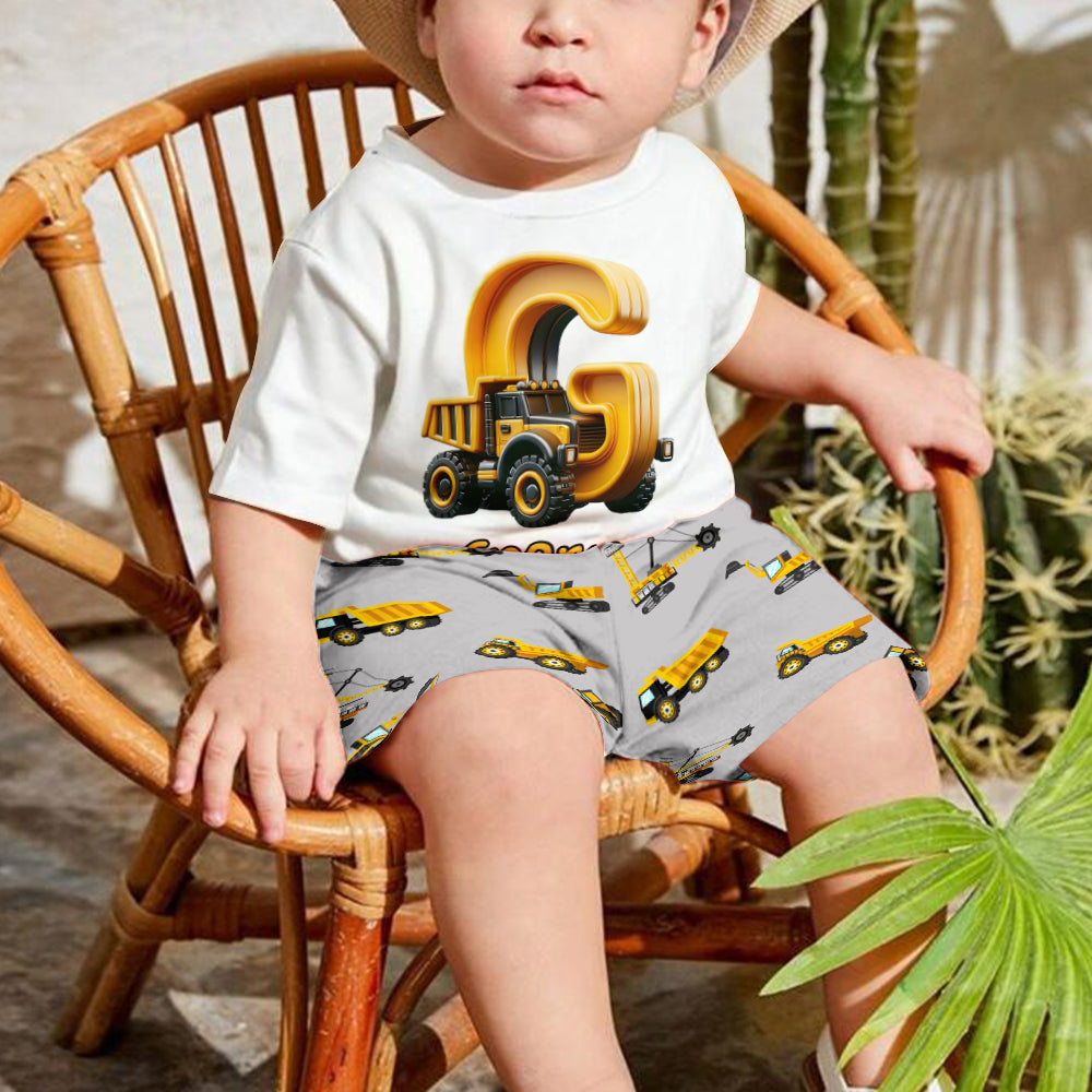 Cooles LKW-Alphabet – Personalisiertes Kinder-T-Shirt & Shorts