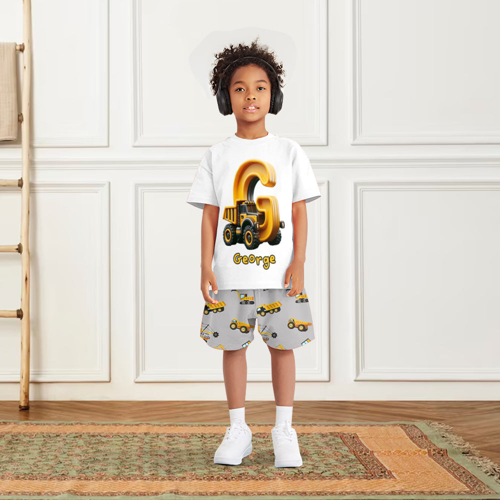 Cooles LKW-Alphabet – Personalisiertes Kinder-T-Shirt & Shorts