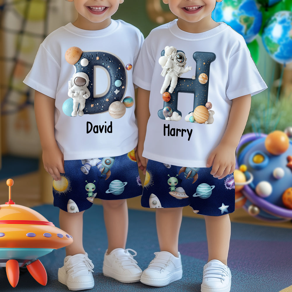 Cooles Weltraum-Alphabet – Personalisiertes Kinder-T-Shirt & Shorts