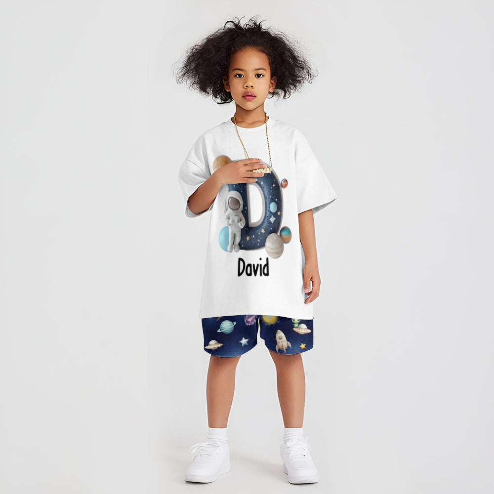 Cooles Weltraum-Alphabet – Personalisiertes Kinder-T-Shirt & Shorts