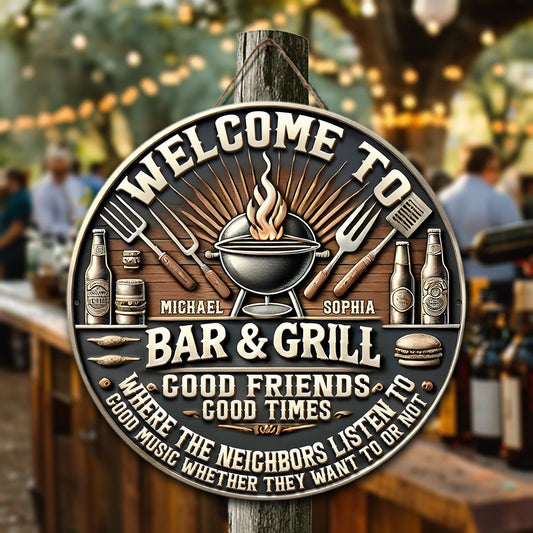 Grillen auf der Terrasse – Hört die gute Musik – Personalisiertes rundes Holzschild für Paare