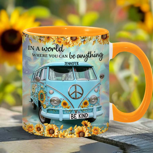 Sei freundlich – personalisierte Tasse mit Hippie-Akzent