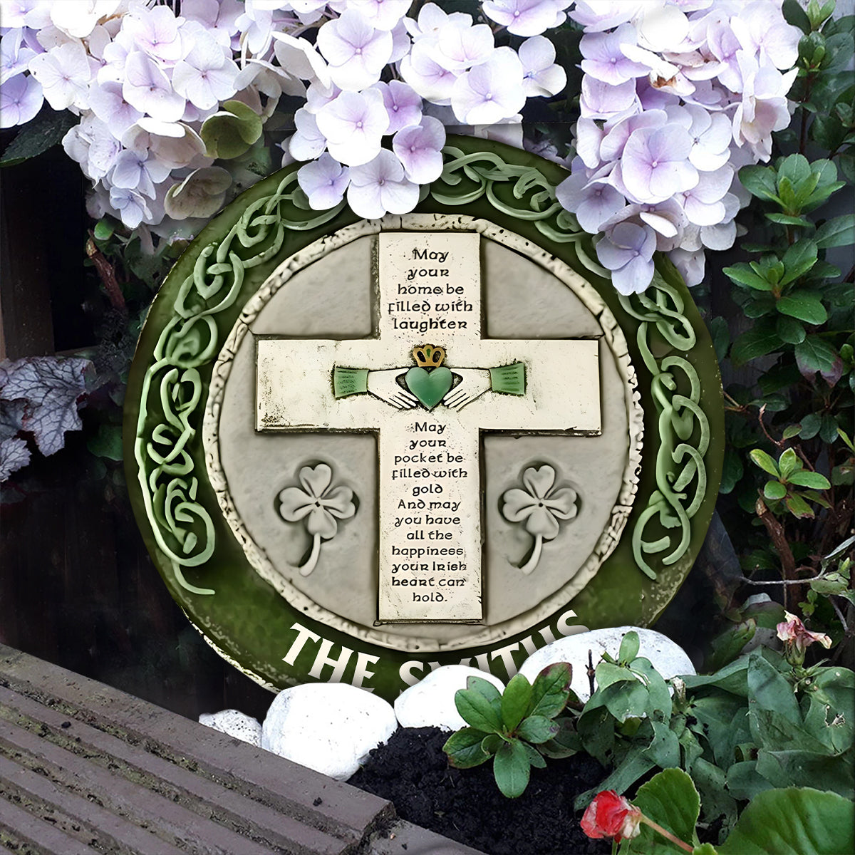 Rustikales irisches Segenskreuz für die Wand – personalisierter runder Stein zum St. Patrick's Day