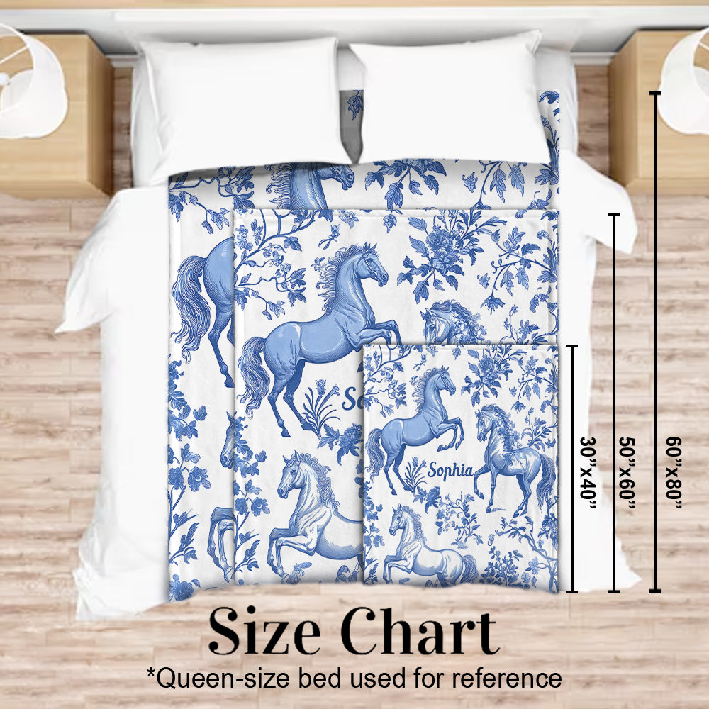 Pferdedecke mit blau-weißem Toile-de-Jouy-Muster – personalisierbar