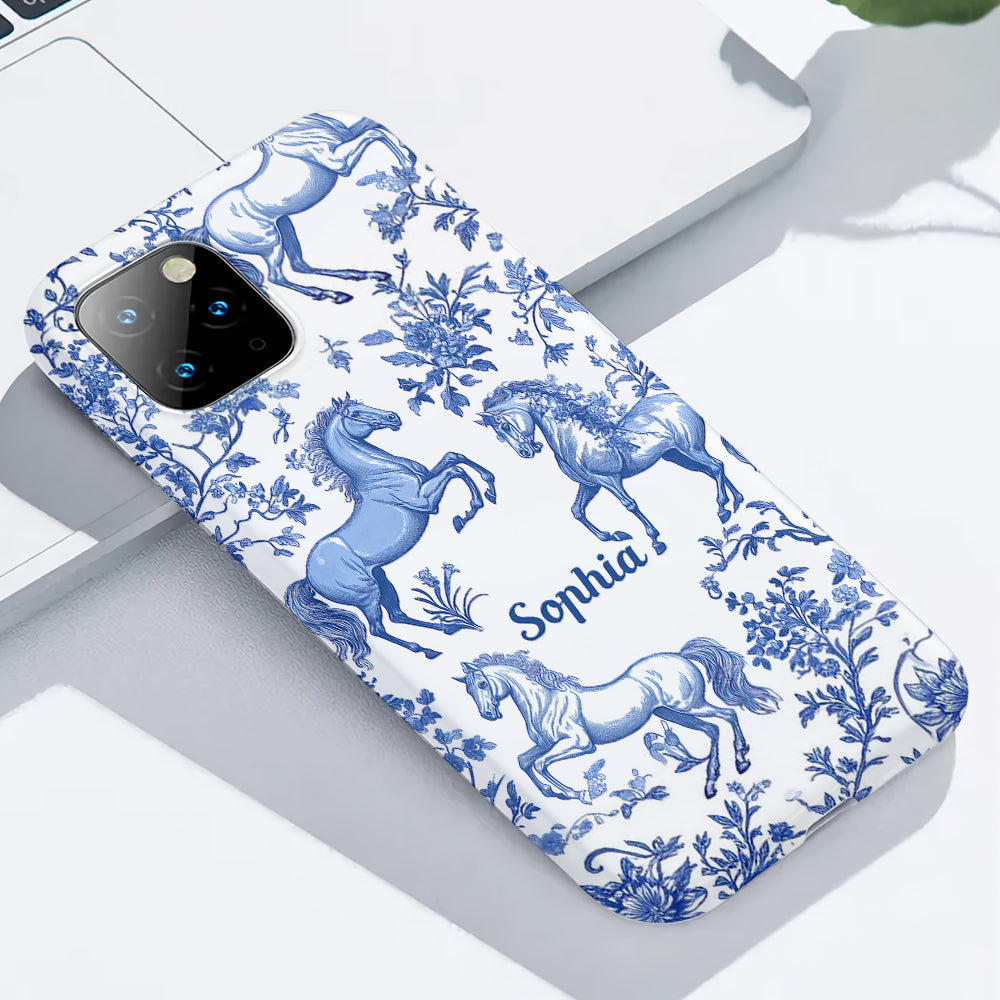 Handyhülle mit Pferdemotiv in Blau und Weiß (Toile de Jouy) – Personalisierte Handyhülle mit Pferdemotiv und Volldruck