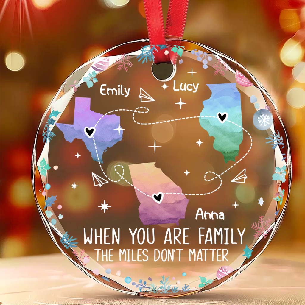Die Liebe innerhalb der Familie kennt keine Entfernung  
- Personalisierter runder Glasornament für die Familie