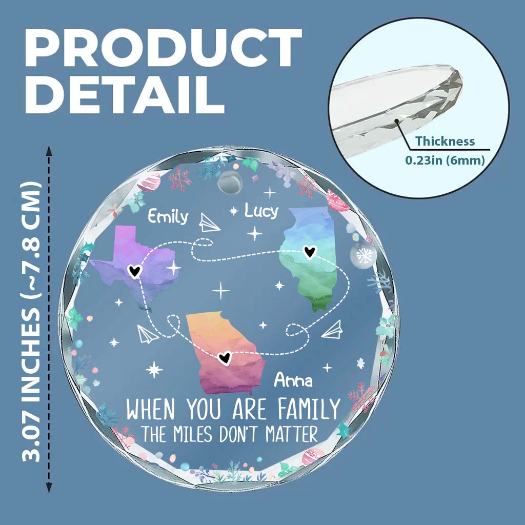 Die Liebe innerhalb der Familie kennt keine Entfernung  
- Personalisierter runder Glasornament für die Familie