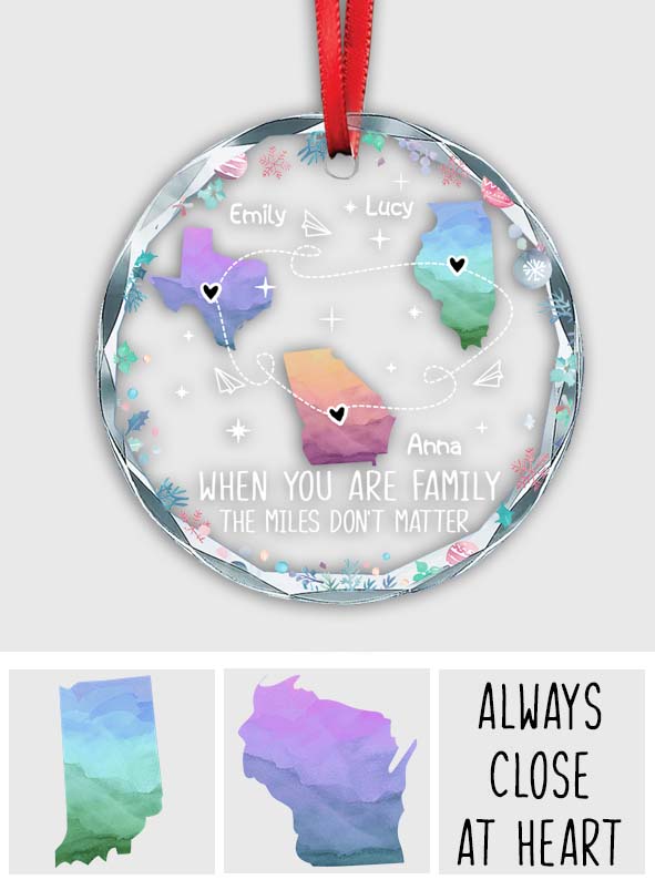 Die Liebe innerhalb der Familie kennt keine Entfernung  
- Personalisierter runder Glasornament für die Familie