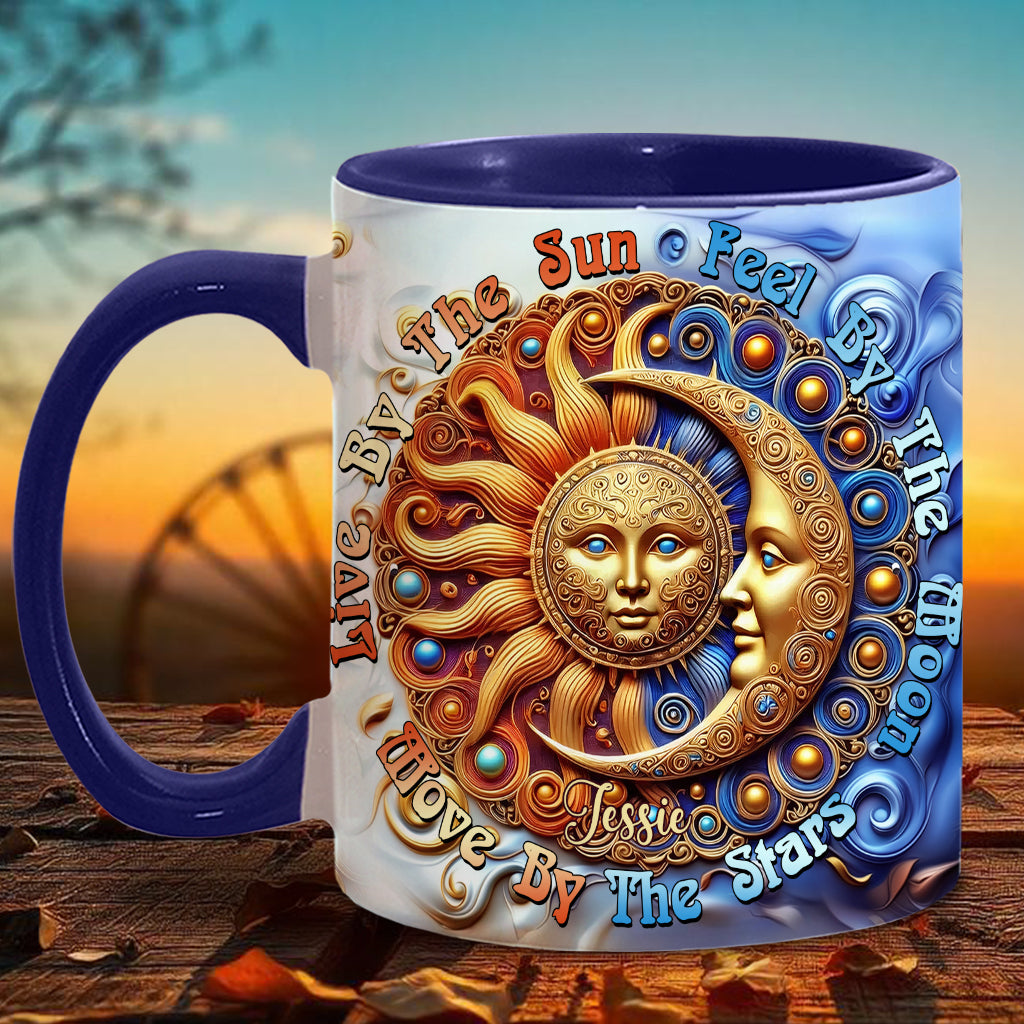 Lebe nach der Sonne, fühle nach dem Mond, bewege dich nach den Sternen – Personalisierter Becher mit Hippie-Akzent