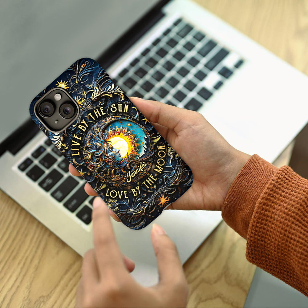 Lebe nach der Sonne, liebe den Mond – Personalisierte Handyhülle im Hippie-Stil mit Allover-Print