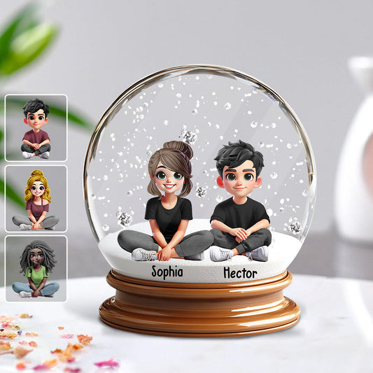Niedliches Pärchen in Schneekugel – personalisierte Acrylplakette in individueller Pärchenform