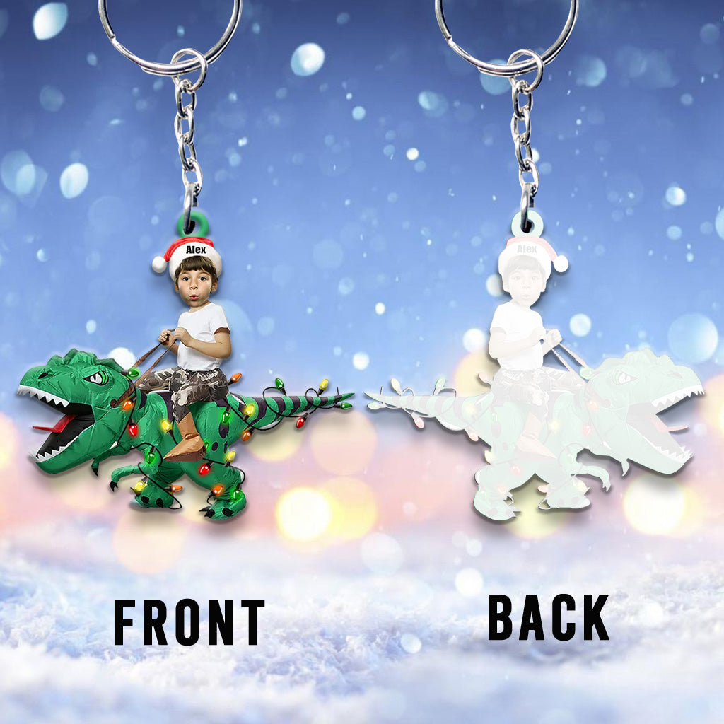 Niedliches Kind reitet auf dem Dinosaurier - Personalisierter Kinder-Schlüsselanhänger