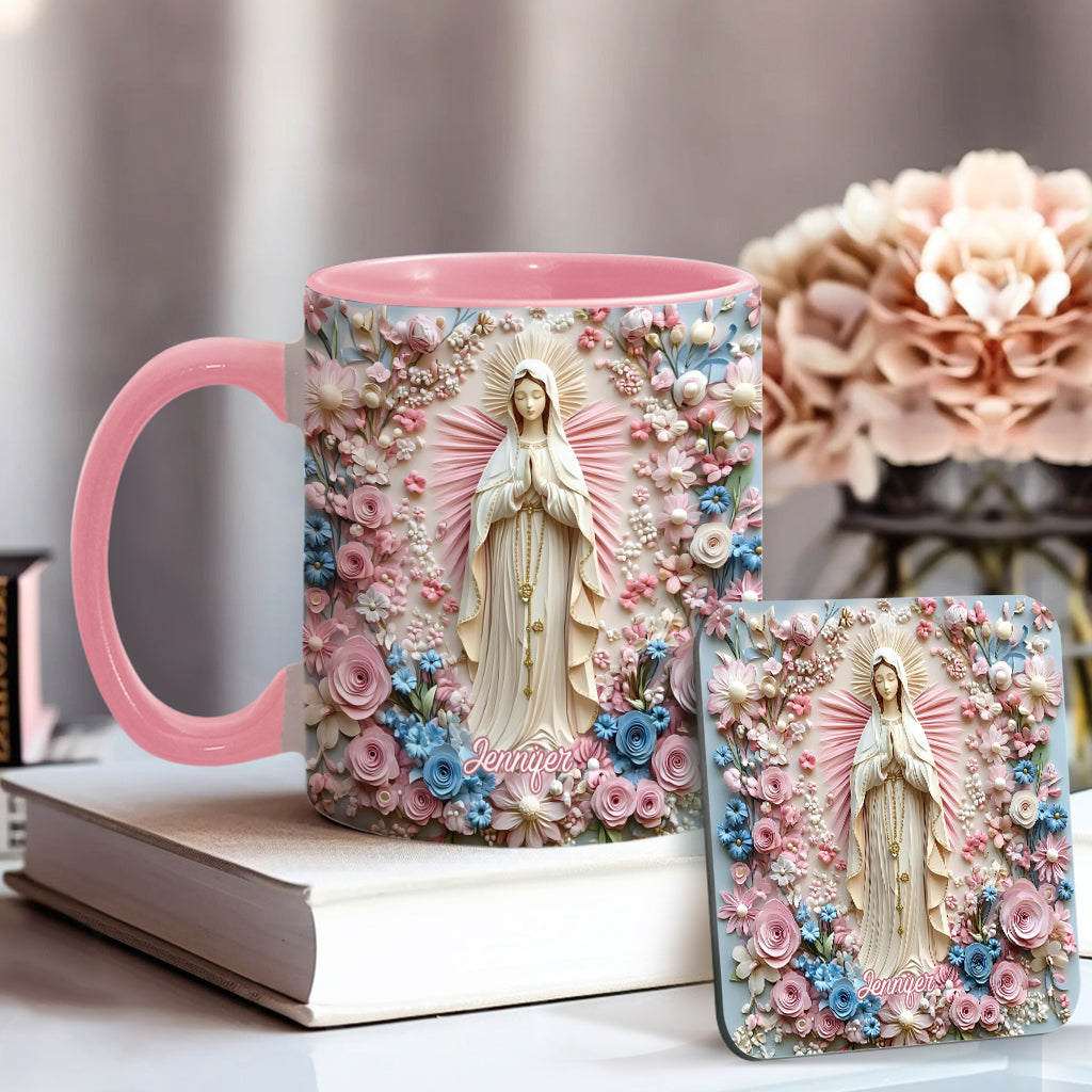 Mariä Gelassenheit mit Blumen – Personalisierte Tasse mit christlichem Akzent