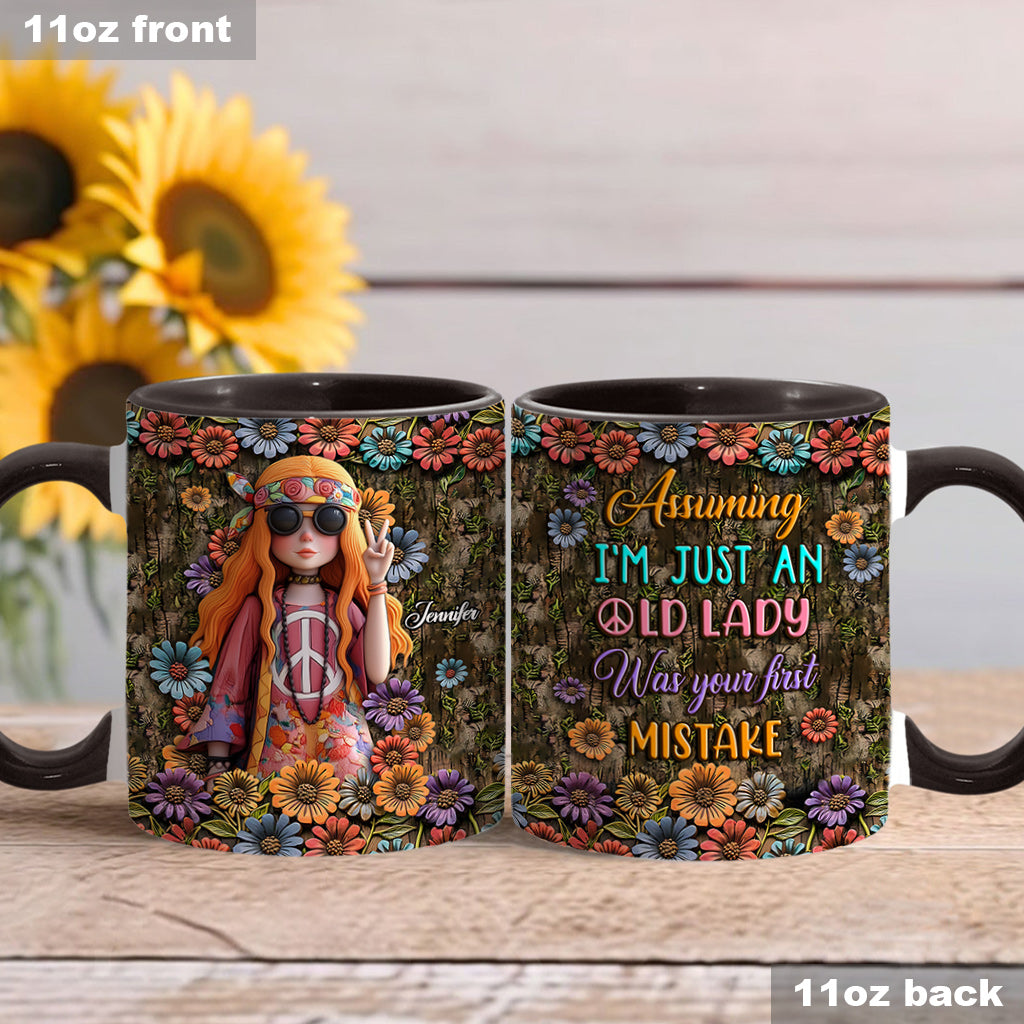 Anzunehmen, ich sei nur eine alte Dame, war Ihr erster Fehler – personalisierte Tasse mit Hippie-Akzent