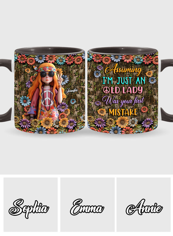 Anzunehmen, ich sei nur eine alte Dame, war Ihr erster Fehler – personalisierte Tasse mit Hippie-Akzent