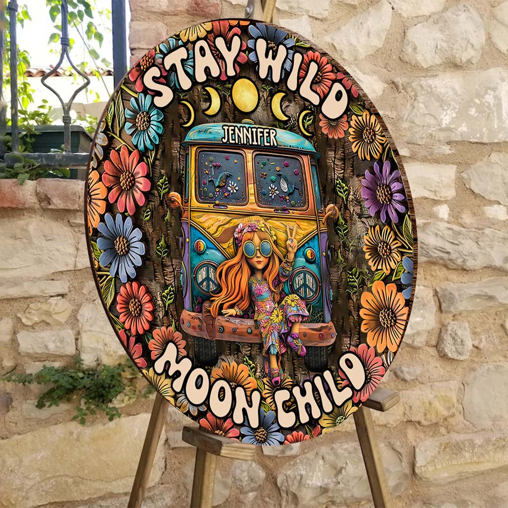 Bleib wild, Mondkind – Personalisiertes Hippie-Rundholzschild