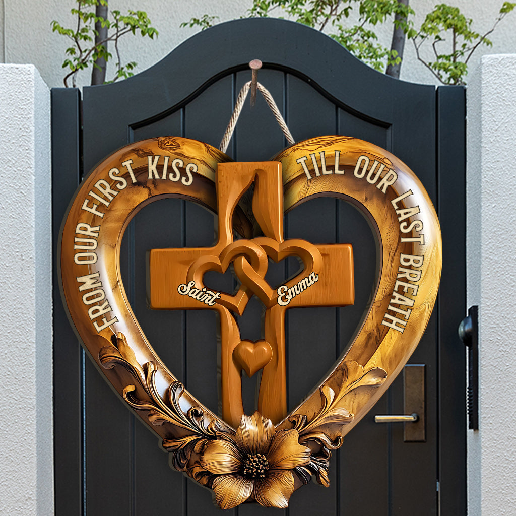 Von unserem ersten Kuss – personalisiertes Holzschild in individueller Pärchenform