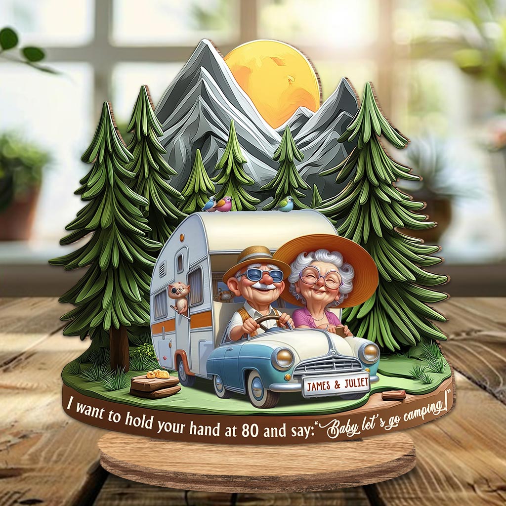 Ich möchte mit 80 deine Hand halten und sagen: „Schatz, lass uns zelten gehen“ – Personalisierte, freistehende Camping-Holzplakette
