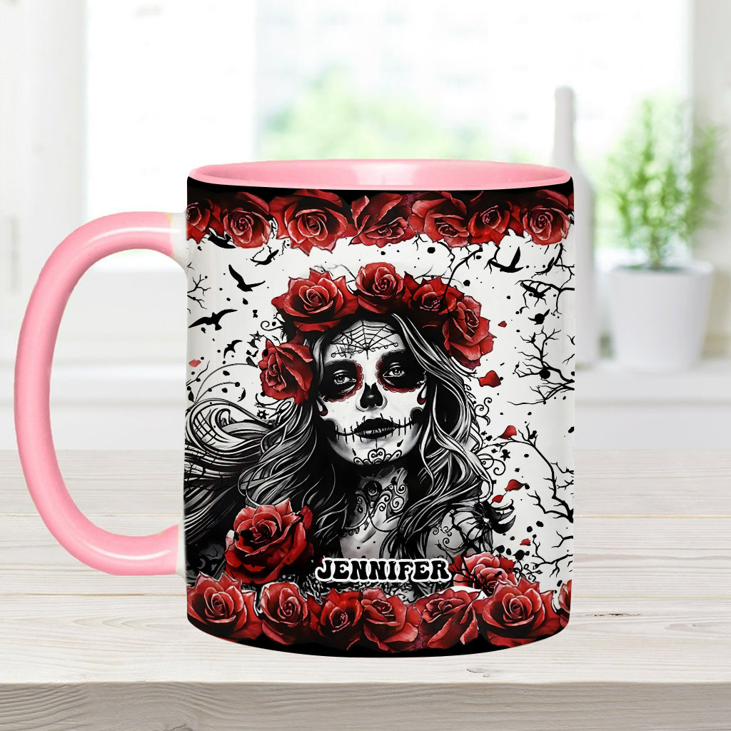 Totenkopf und rote Rosen – Personalisierte Tasse mit Totenkopf-Akzent