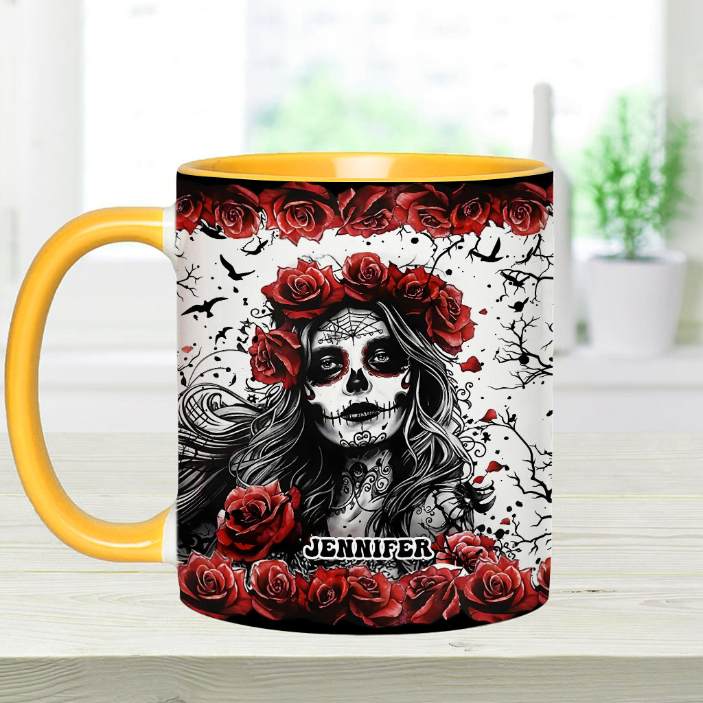 Totenkopf und rote Rosen – Personalisierte Tasse mit Totenkopf-Akzent