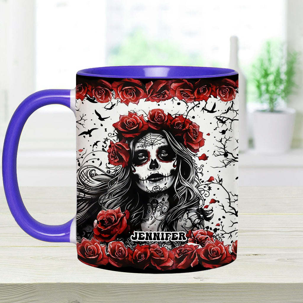Totenkopf und rote Rosen – Personalisierte Tasse mit Totenkopf-Akzent