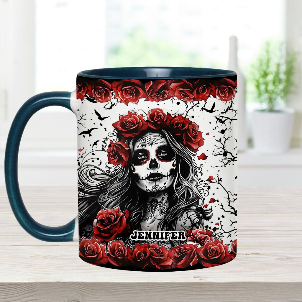 Totenkopf und rote Rosen – Personalisierte Tasse mit Totenkopf-Akzent