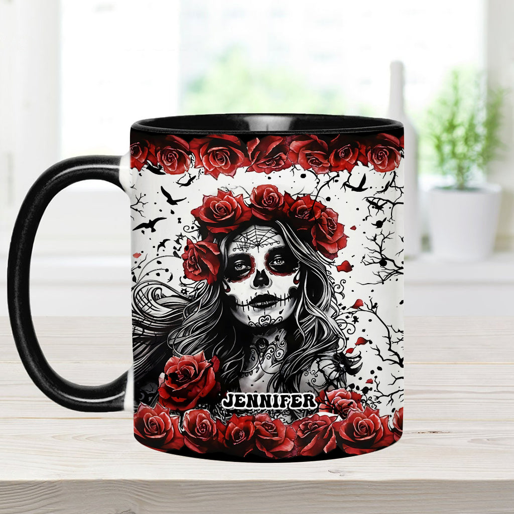 Totenkopf und rote Rosen – Personalisierte Tasse mit Totenkopf-Akzent