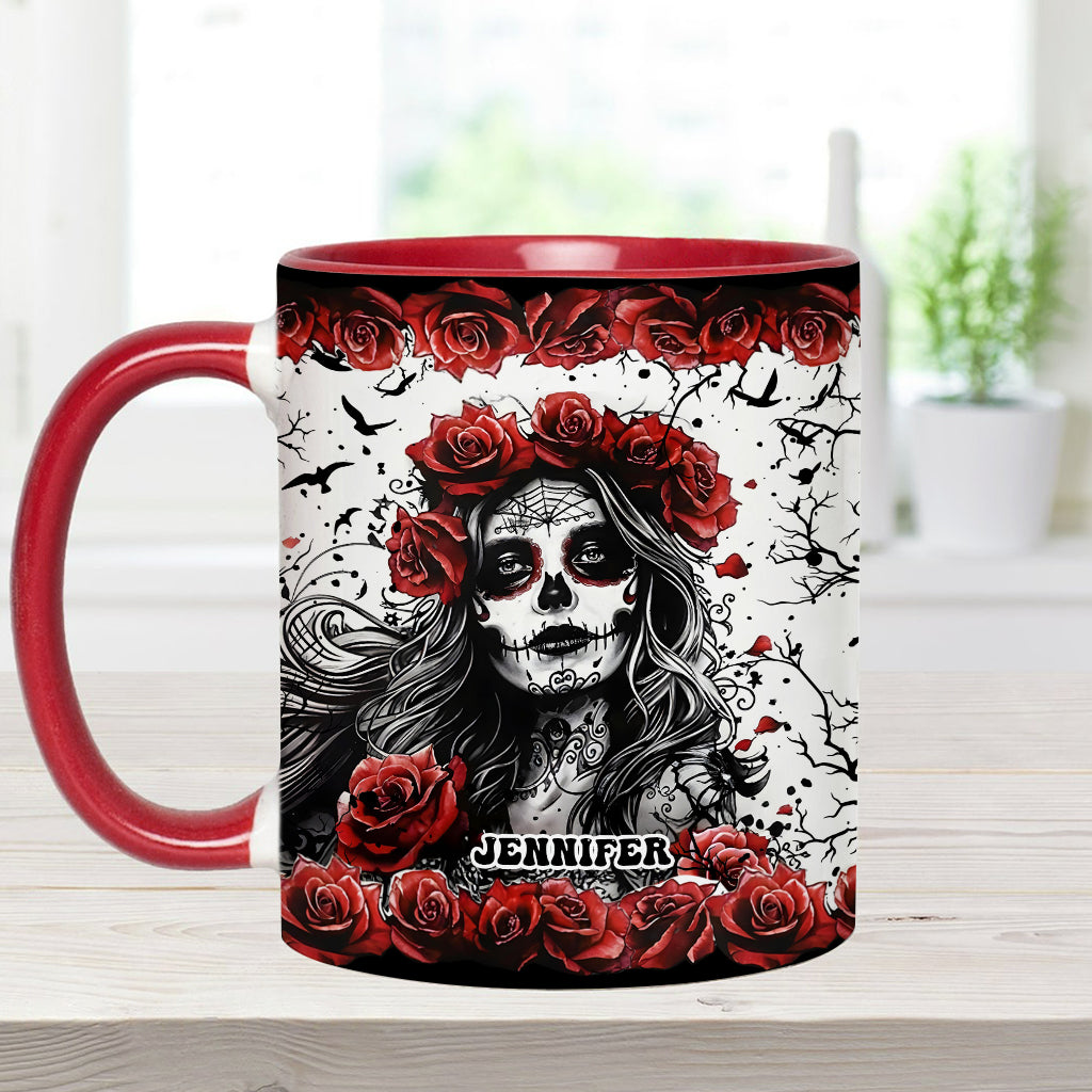 Totenkopf und rote Rosen – Personalisierte Tasse mit Totenkopf-Akzent