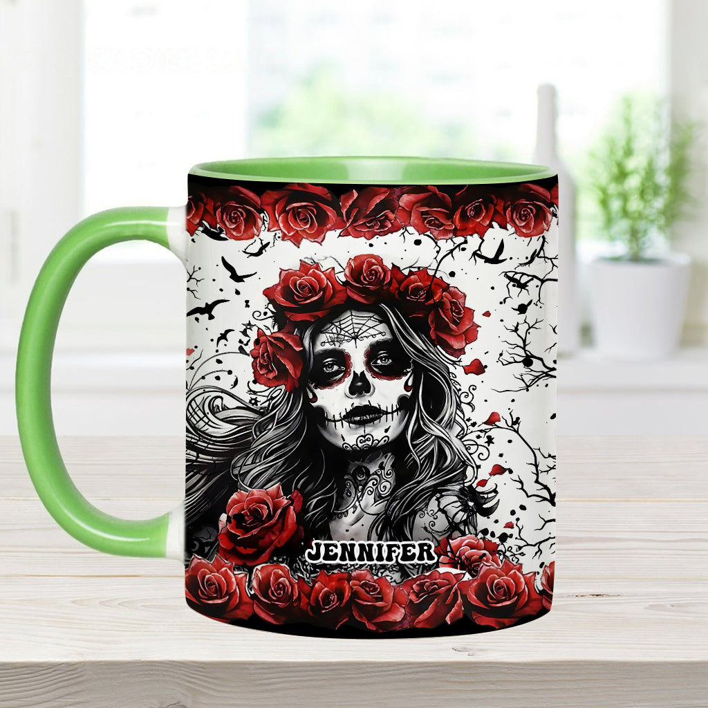Totenkopf und rote Rosen – Personalisierte Tasse mit Totenkopf-Akzent
